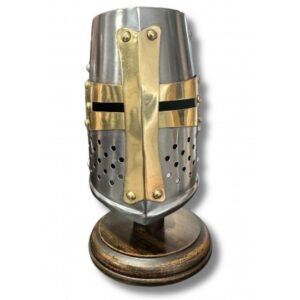 Casco de cruzado medieval en miniatura con cruz dorada