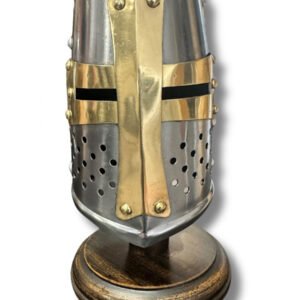 Casco de cruzado medieval en miniatura con cruz dorada